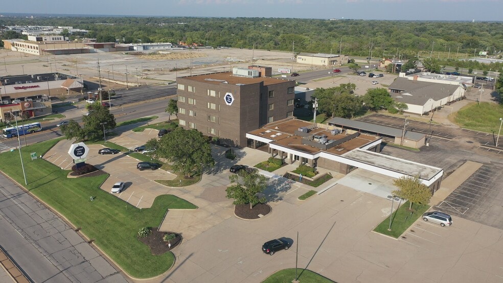 Primary Photo Of 3706 SW Topeka Blvd, Topeka Office For Sale