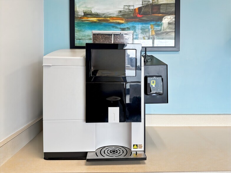 More Photos Of 650 Poydras St, New Orleans Coworking Space