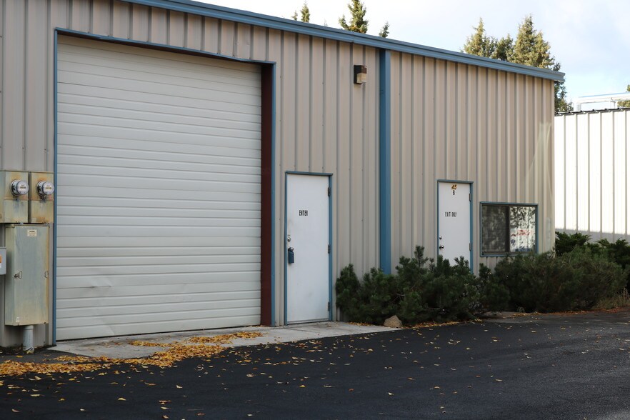 More Photos Of 45 SE Bridgeford Blvd, Bend Warehouse For Lease