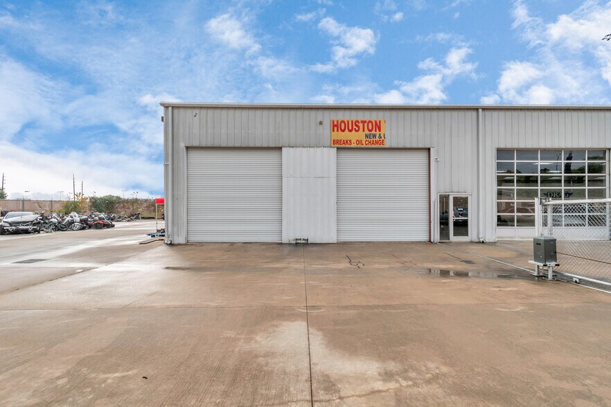 More Photos Of 14902 N Fwy Service Rd, Houston Freestanding For Lease