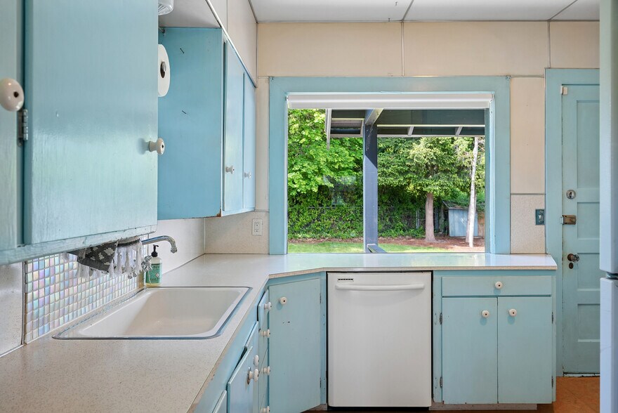 More Photos Of 2105 SE Ochoco St, Portland Office For Sale