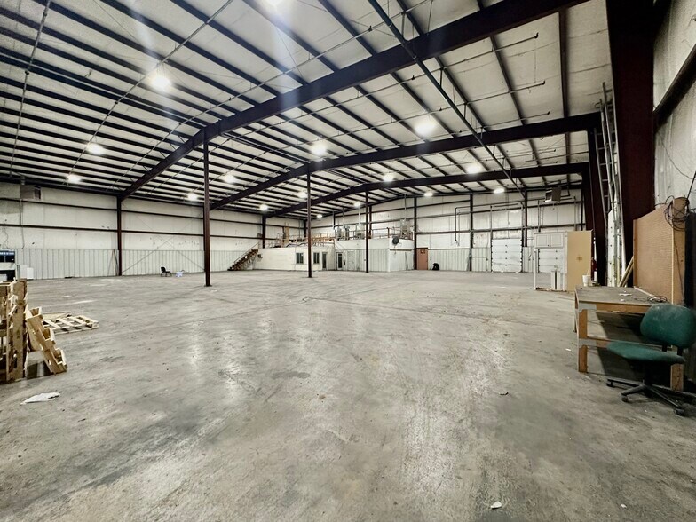 More Photos Of 5571 N Main St, Joplin Showroom For Sale