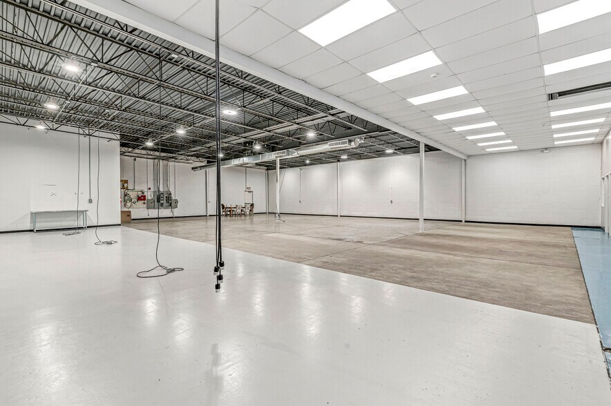 More Photos Of 1340 N Illinois St, Indianapolis Showroom For Lease