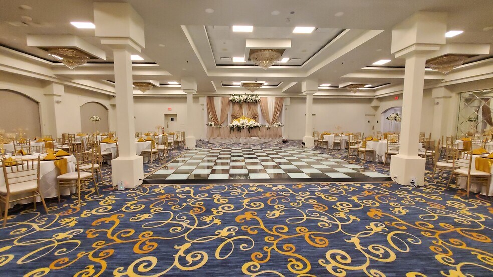 More Photos Of 1300 Irving Park Rd, Streamwood General Retail For Sale