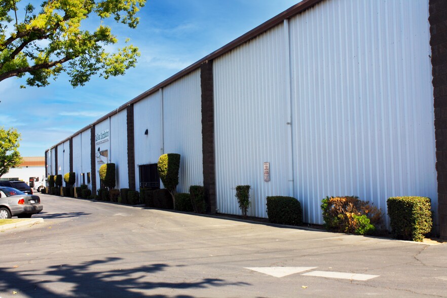 More Photos Of 2575-2589 S Sarah St, Fresno Warehouse For Lease