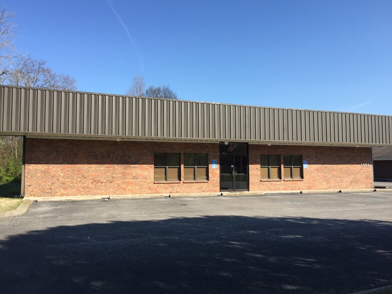 Primary Photo Of 1404 E Broadway, Gallatin Office For Lease