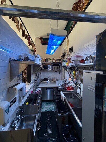 More Photos Of 817 Onderdonk Ave, Ridgewood General Retail For Lease