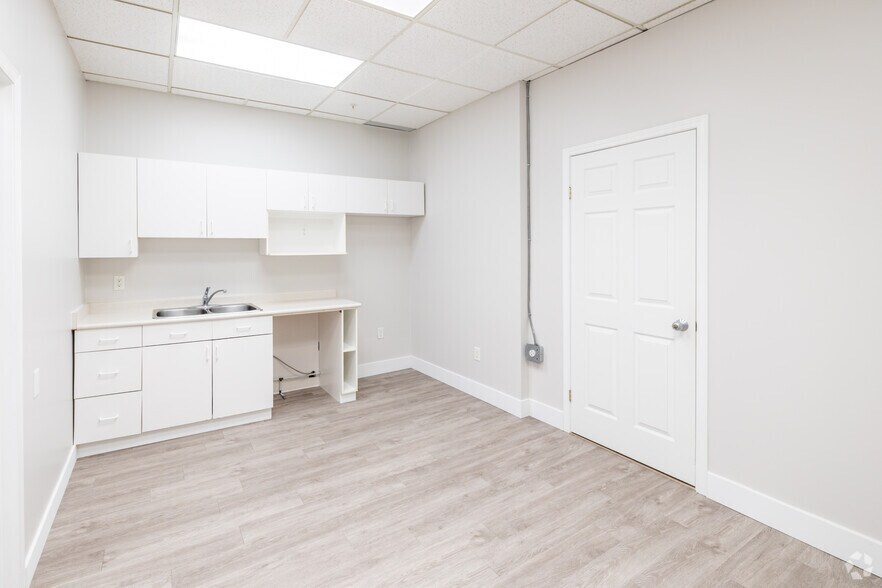 More Photos Of 1480 Foster St, White Rock Apartments For Lease