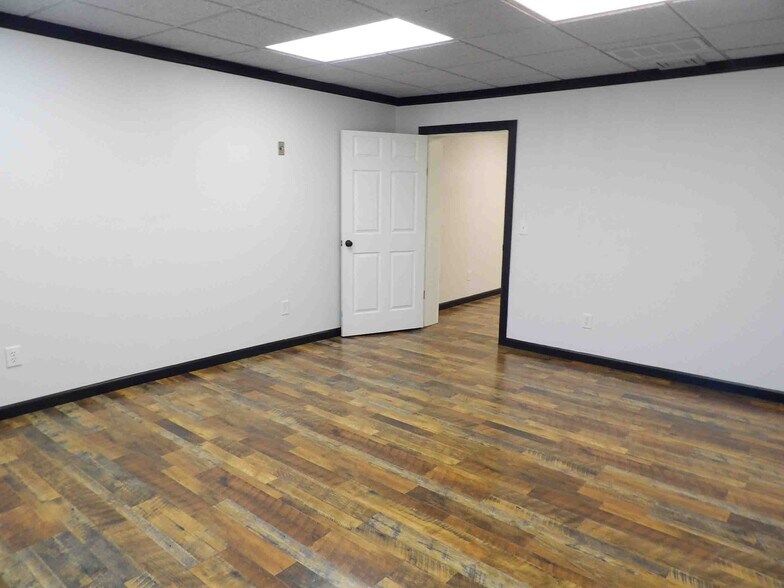 More Photos Of 400 E Jack Choate Ave, Hennessey Office For Sale