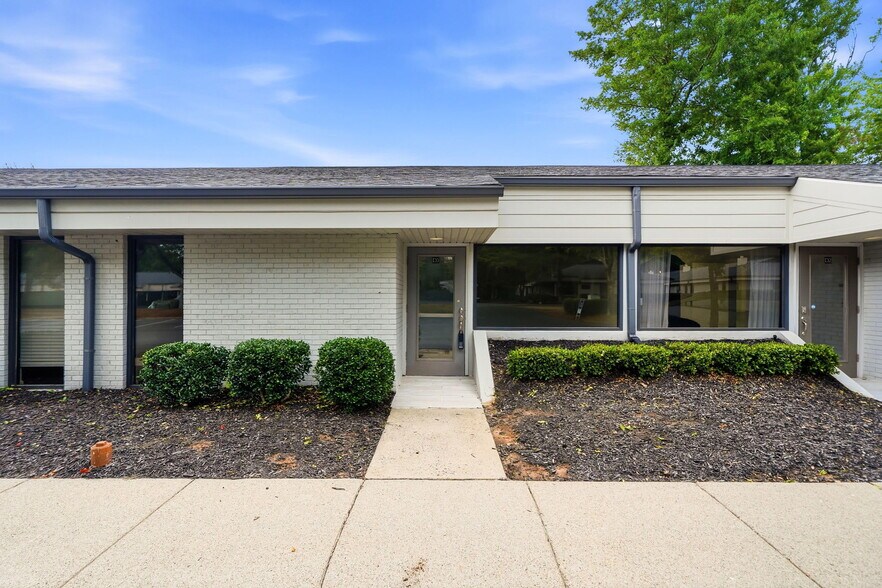 More Photos Of 600 Houze Way, Roswell Medical For Lease