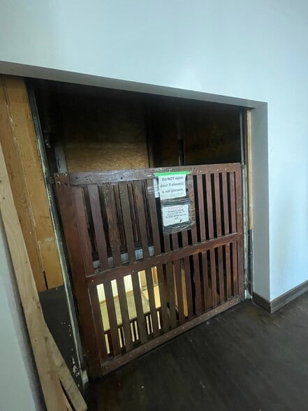 More Photos Of 2000-2010 W 62nd St, Los Angeles Warehouse For Sale