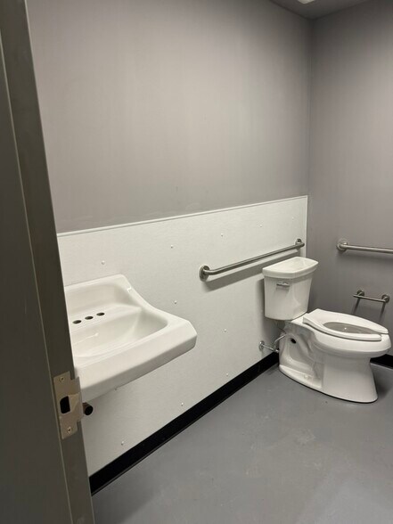 More Photos Of 212 Mid Tech Dr, West Yarmouth Office For Lease