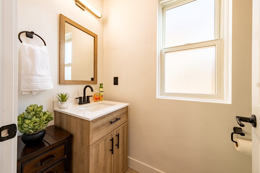 More Photos Of 342 Overlook Ln, Glendale Specialty For Sale