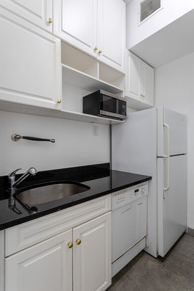 More Photos Of 234 Russell St, Brooklyn Showroom For Lease