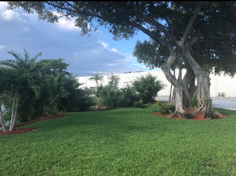 More Photos Of 2704-2870 S Park Rd, Hallandale Beach Warehouse For Lease