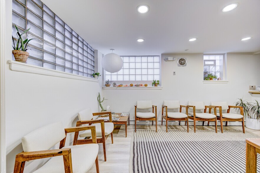 More Photos Of 8750 W 9 Mile Rd, Oak Park Office Residential For Lease