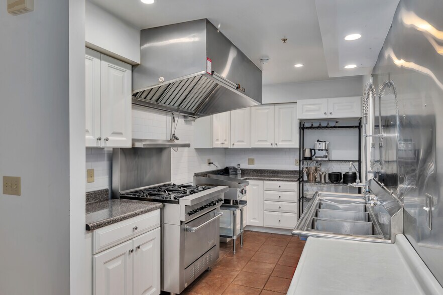 More Photos Of 12 McGillis Ave, Lake George Hotel For Sale