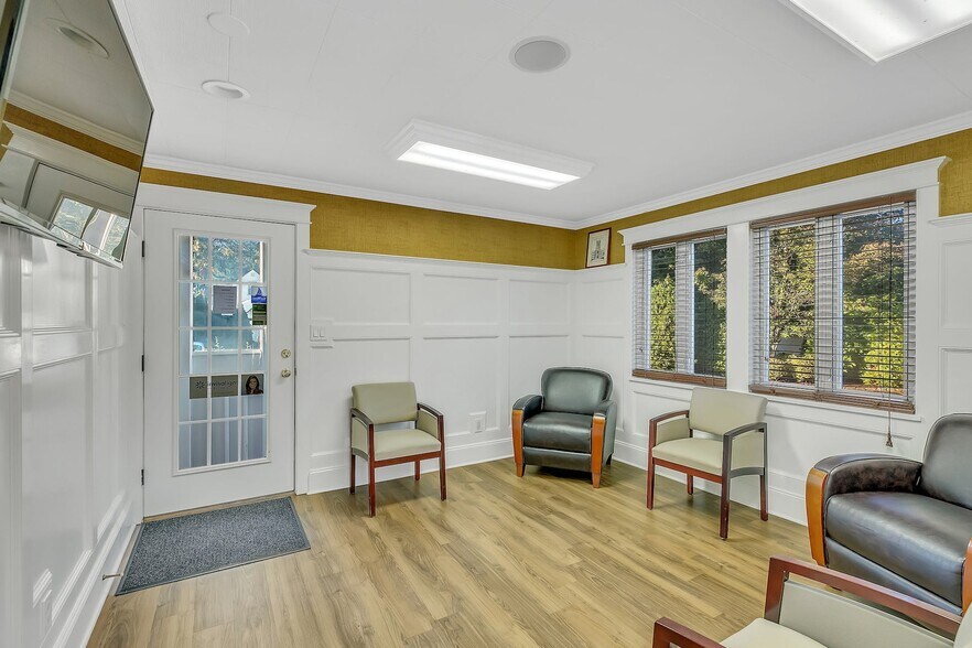 More Photos Of 245 Bay Shore Rd, Bay Shore Medical For Lease