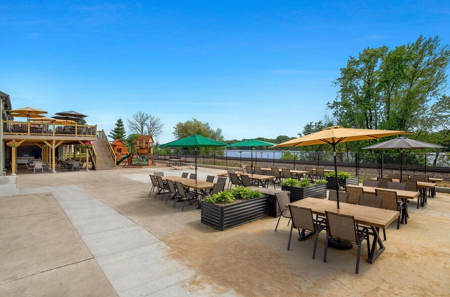 More Photos Of 115 N Shore Dr, Fountain City Restaurant For Sale