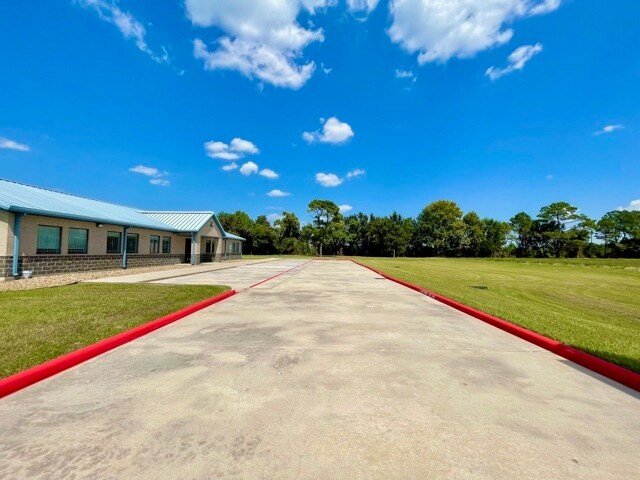 More Photos Of 21120 Spring Town Dr, Spring Showroom For Lease