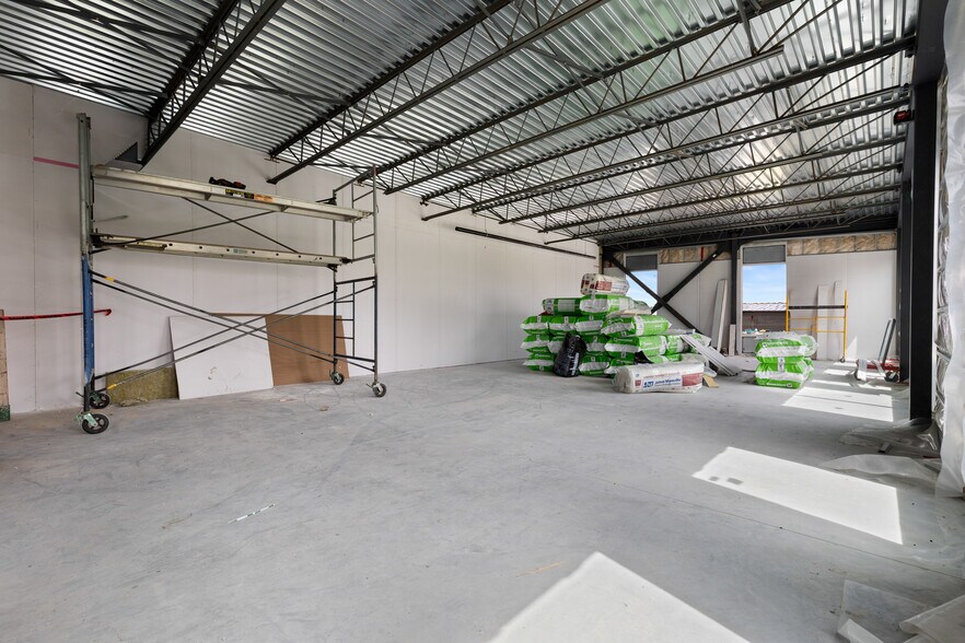 More Photos Of 1250 Rte Édouard-VII, Saint-philippe Showroom For Lease