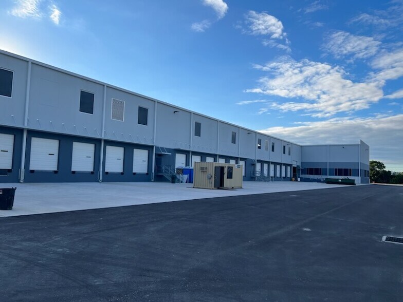 More Photos Of 9950 28th St N, Pinellas Park Distribution For Lease