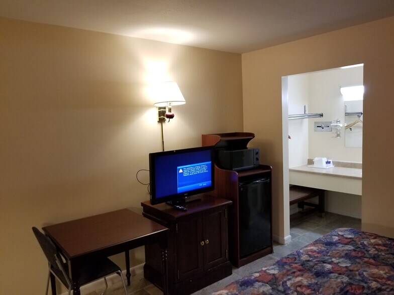 More Photos Of 1617 N Summit St, Arkansas City Hotel For Sale