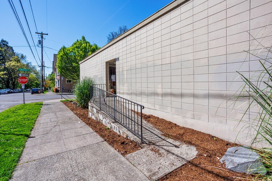 More Photos Of 835 SE 17th Ave, Portland Office For Sale
