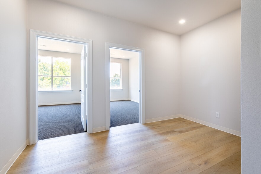 More Photos Of 1307 W Abram St, Arlington Office For Lease