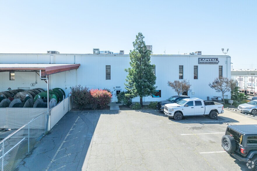 More Photos Of 8180 Signal Ct, Sacramento Warehouse For Lease