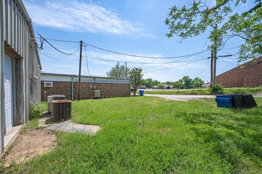 More Photos Of 203 N Spring St, Grand Saline Office For Sale