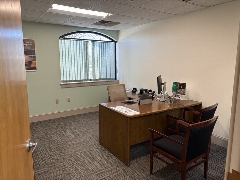 More Photos Of 10 Constitutional Way, Somersworth Bank For Lease