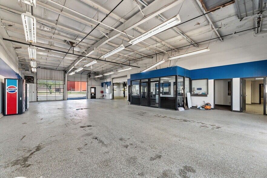 More Photos Of 940 N I-35 E, Lancaster Auto Dealership For Lease