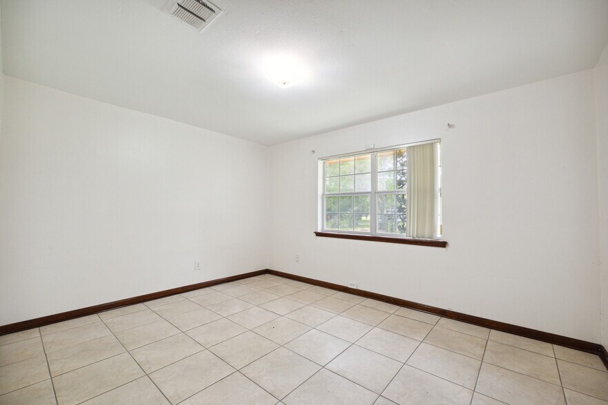 More Photos Of 1631 Gault Rd, Houston Flex For Sale