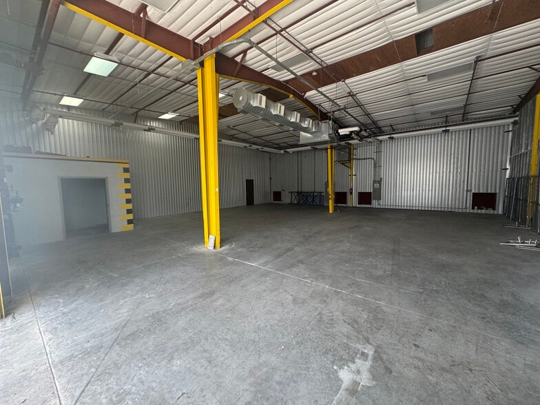 More Photos Of 2251 Topline Way, Brooksville Manufacturing For Lease