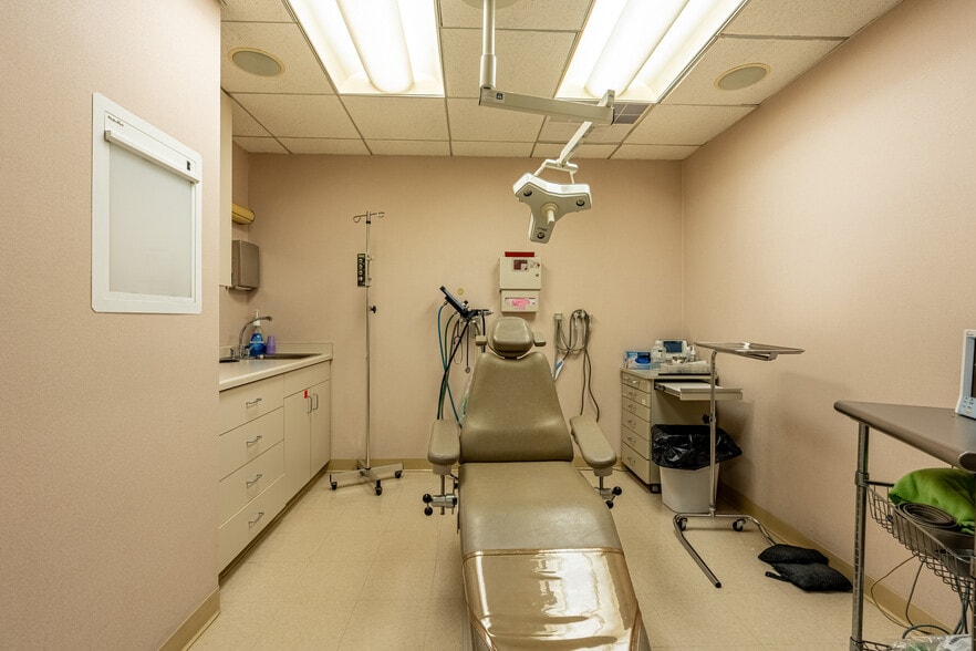 More Photos Of 1303 Macom Dr, Naperville Medical For Lease