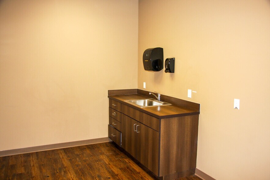 More Photos Of 1301 Government St, Pensacola Flex For Sale