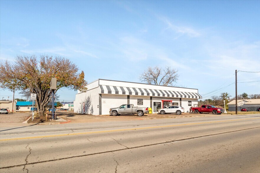 More Photos Of 7235 Glenview Dr, Richland Hills Office For Sale