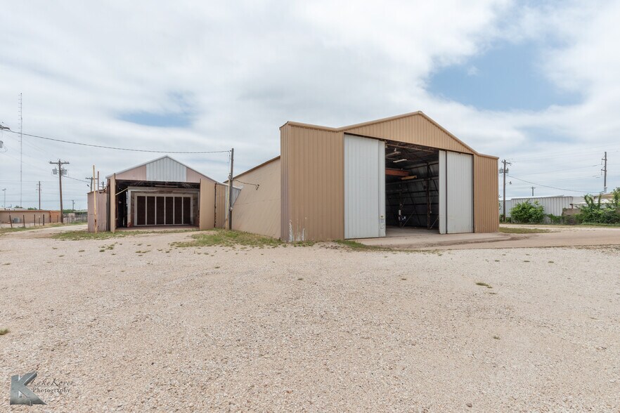 More Photos Of 2024 Oak St st, Abilene Manufacturing For Sale
