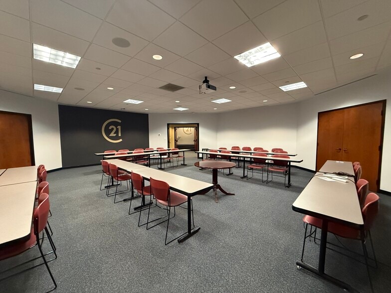 More Photos Of 700 Washington St, Columbus Office For Lease
