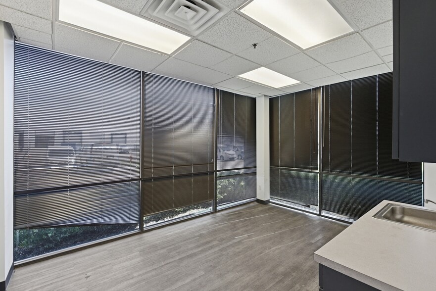 More Photos Of 13755-13775 Benchmark Dr, Farmers Branch Warehouse For Lease