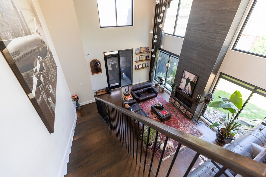 More Photos Of 4770 Iberia Ave, Dallas Showroom For Sale