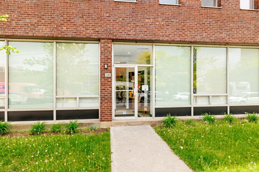 More Photos Of 1550-1590 Rue Chabanel O, Montréal Warehouse For Lease