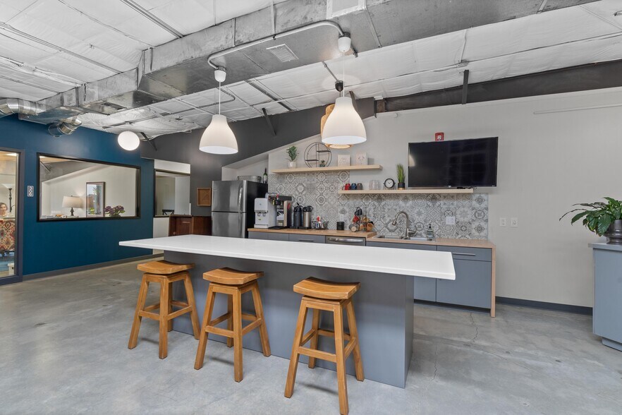 More Photos Of 1508 Nw Vivion Rd, Kansas City Coworking Space