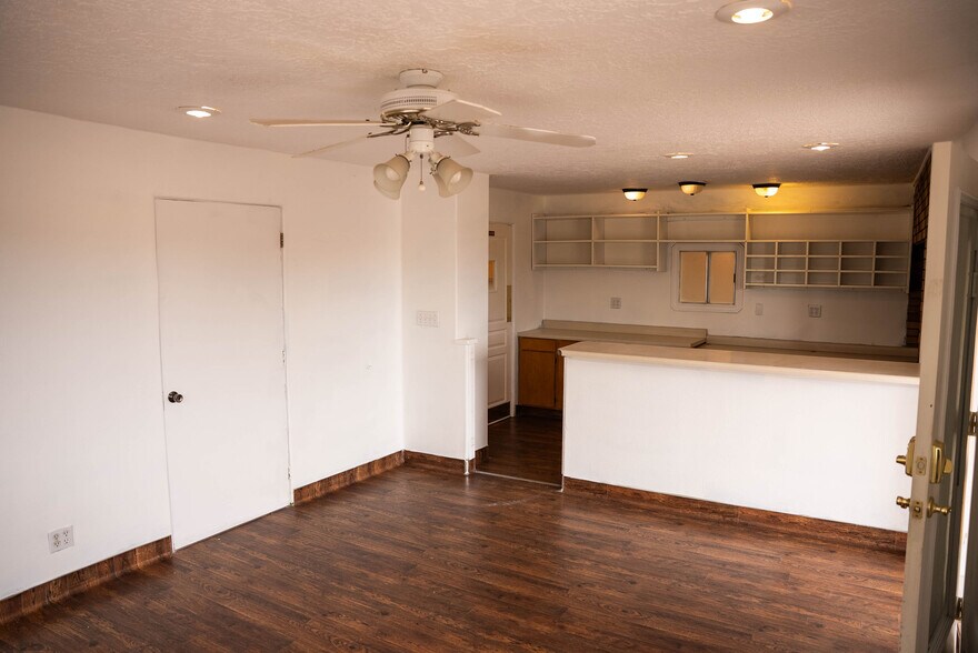 More Photos Of 1545 W State St, Hurricane Veterinarian Kennel For Lease