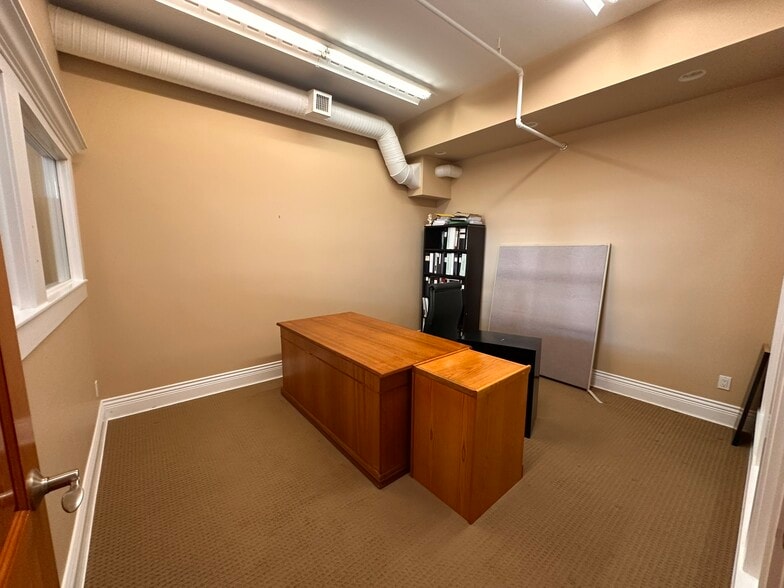 More Photos Of 15272 Croydon Dr, Surrey Office Residential For Sale