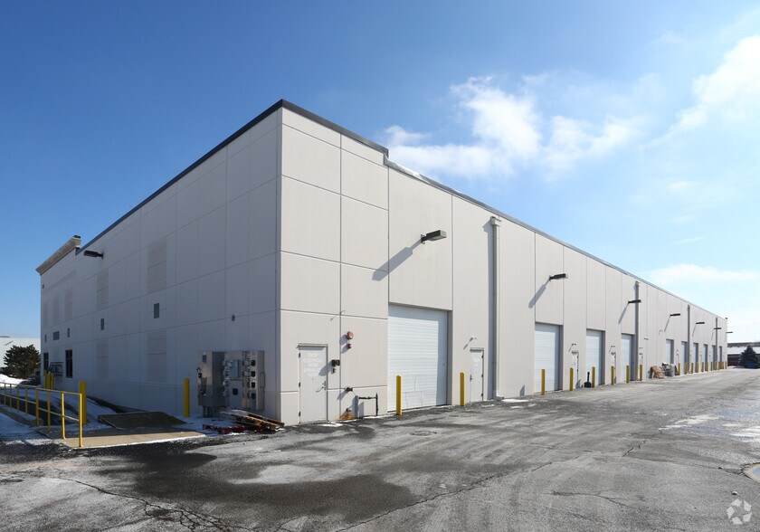 More Photos Of 181 W Crossroads Pky, Bolingbrook Warehouse For Lease