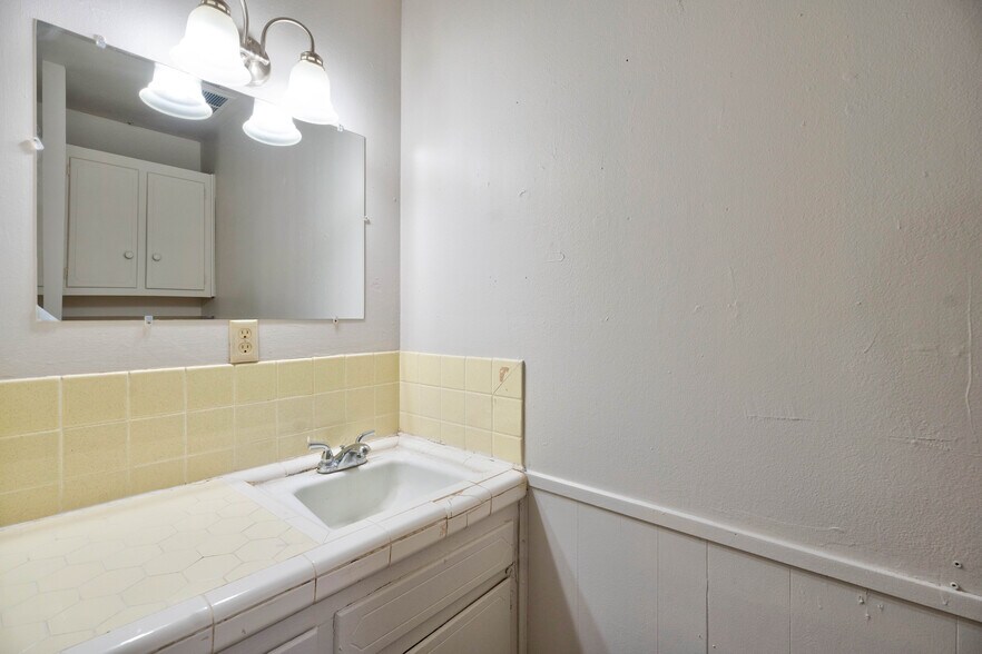 More Photos Of 2500 W 26th St, Plainview Apartments For Sale