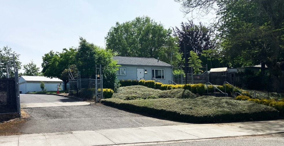 Primary Photo Of 10930 NE Marx St, Portland Flex For Sale