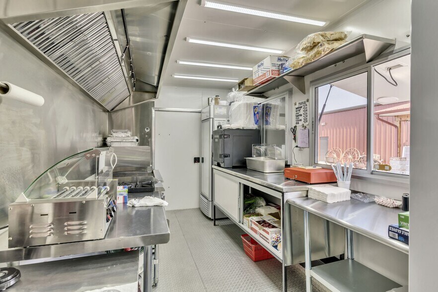 More Photos Of 2120 Old Highway 431 S, Greenbrier Freestanding For Sale